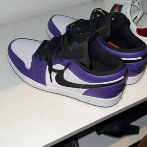 Jordan 1 low court purple - Super fint skick, och använda endast 1 gång! 