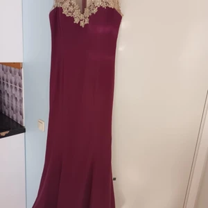 Stlk M - Festklänning i lila färg. Använd bara ca 6 timmar.