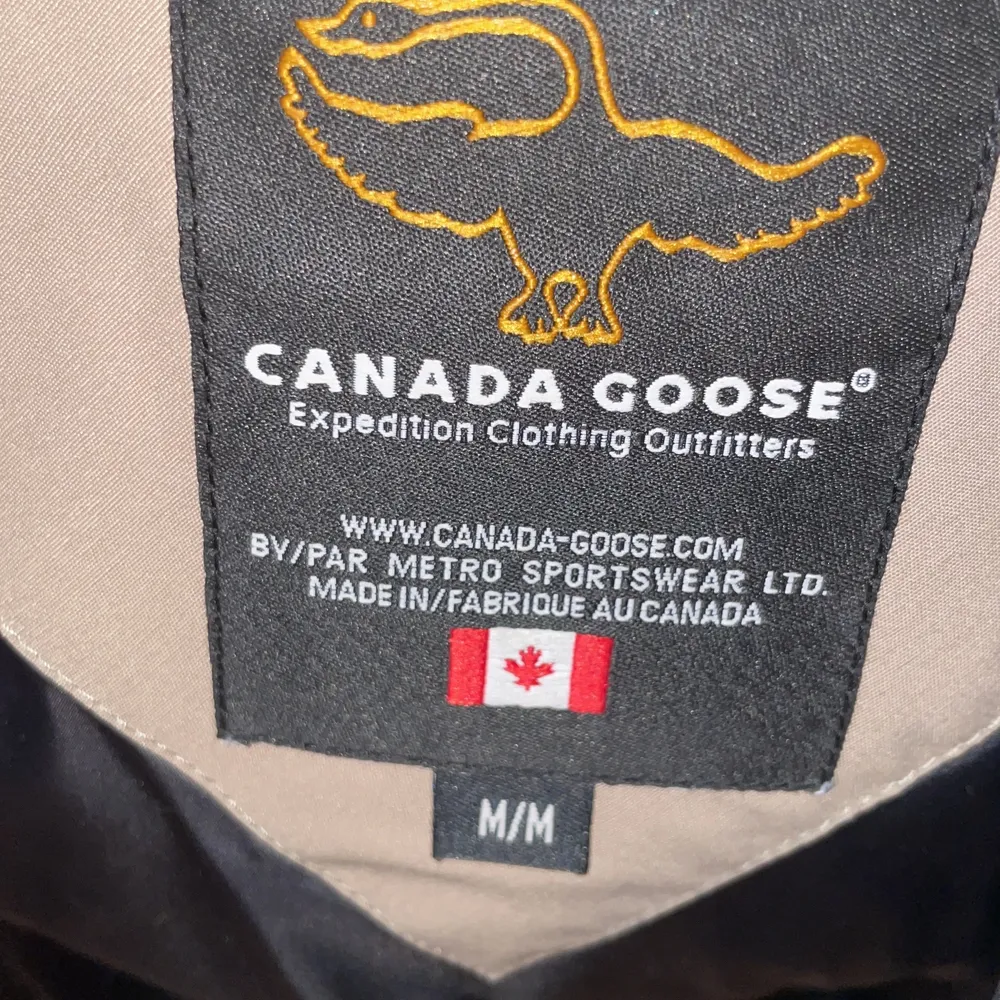 Äkta canada goose jacka. Vet ej hur mycket den kostade från början men en vän till mig har sagt att sådana här jackor kan kosta upp till 10 tusen kronor. Säljer denna för att jag har en annan jacka jag använder mer och vill ej ha den ifall jag inte använder den. Storlek M men jag är en S och den passar mig perfekt.  ⚠️obs om du vill ha flera bilder skriv privat till mig.  Om du vill mötas skriver jag vart privat. . Jackor.