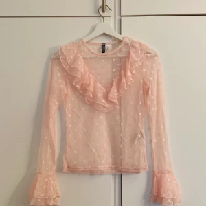 ROSA BLUS  - Jättefin genomskinlig rosa blus från H&M i storlek S men passar även i XS. Super fin att ha både på en vardag eller fest💕 