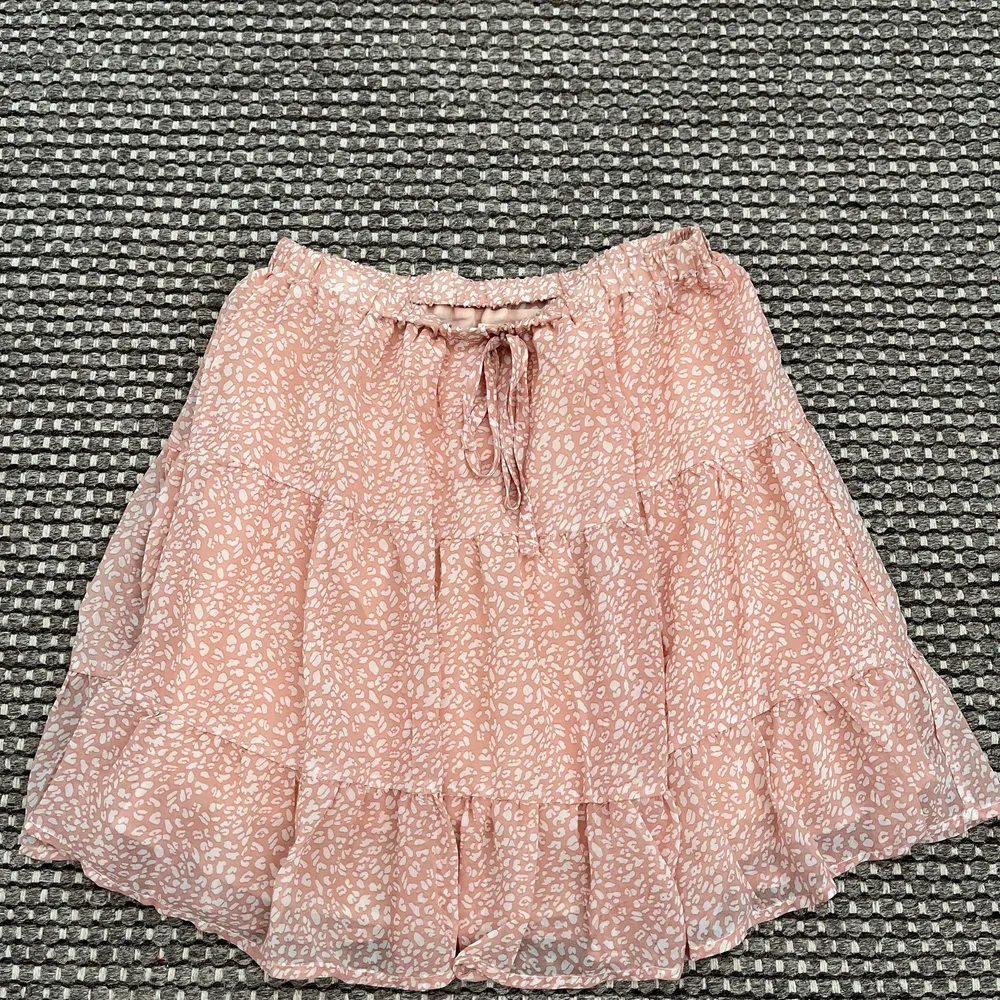 En rosa prickig sommar kjol i storlek S som passar till allt. Fint matrial som svalkar under sommaren. En jätte bra strandkjol.💕. Kjolar.