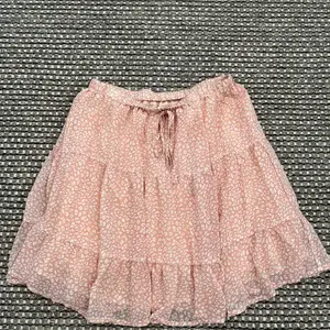En rosa prickig sommar kjol i storlek S som passar till allt. Fint matrial som svalkar under sommaren. En jätte bra strandkjol.💕