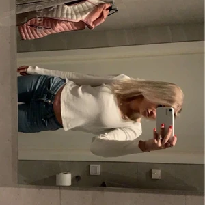 Långärmad tröja  - Vit långärmad tröja ifrån gina. I ett lite mjukare material. Kan tänka mig att sänka priset vid snabb affär😋😋osäker på storlek men passar bra på mig som är en xs/s. 