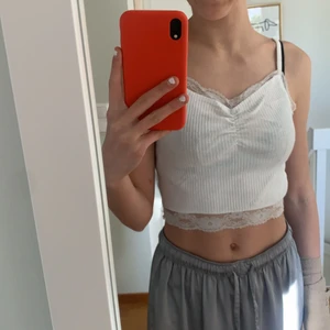 Säljer tre jätte söta toppar - Säljer tre st jätte söta toppar som passar jätte fint nu till sommaren, dem två första är från FB sisters o den tredje är från shein, 30kr/st eller alla tre för 80kr. Köparen står för frakten som blir mellan 24-45kr bror på hur många du köper. Kom priv för frågor eller fler bilder💗