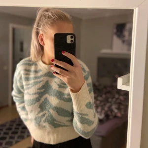 Stickad tröja - Denna fina tröja kommer från SHEIN💞 använd några gånger men är i bra skick😊 väldigt fin till vintern tycker jag😙
