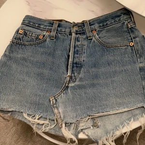 Levis kjol i storlek i storlek 28 - Använt några gånger!