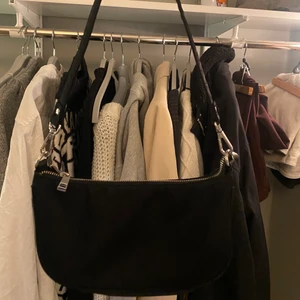 Svart baguettebag  - En fin och praktisk väska som man kan ha till allt, i fint skick❤️