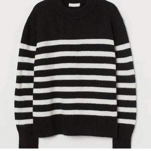 Stickad tröja - En jättefin och trendig tröja som sälj då den tyvärr inte kommer till så mycket andvändning 💗 80 kr+ frakt