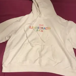 Säljer min LEVIS hoodie då den har ett hål på ena armen pris kan diskuteras 