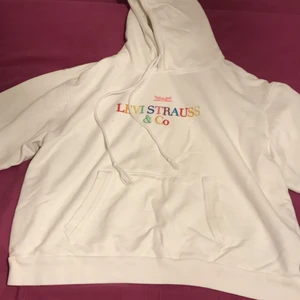 Hoodie  - Säljer min LEVIS hoodie då den har ett hål på ena armen pris kan diskuteras 