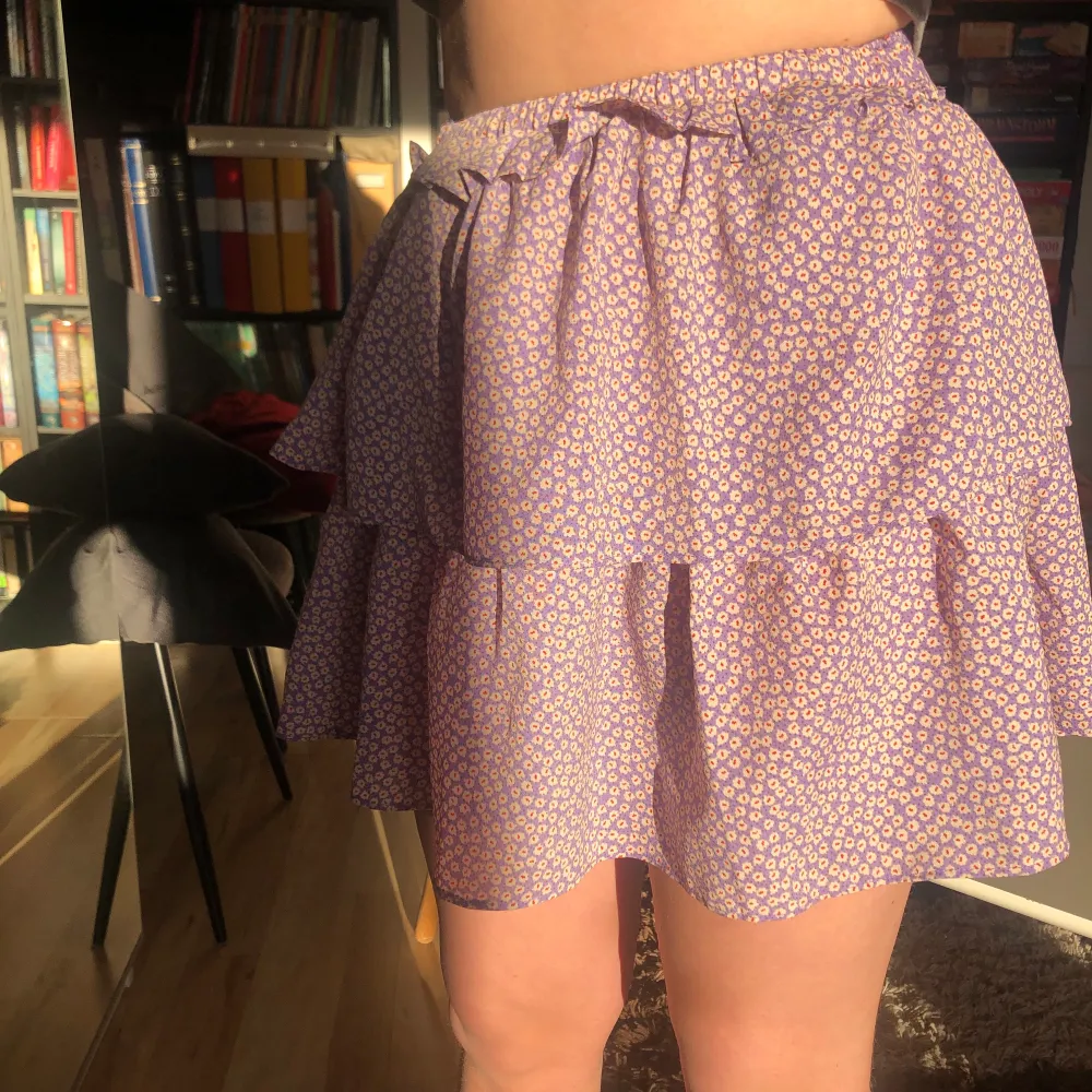 Fin kjol med volanger i stl M, kjolen har ett resårband och blir jättefin i midjan💜. Kjolar.