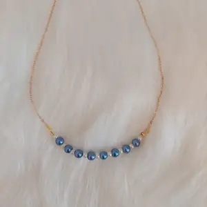 Elegant pärlhalsband i blå och vita pärlor. Halsbandet är 50cm långt. 90kr