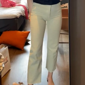 Jeans - Ett par ljus gröna jeans från Zara i strl 36 sitter väldigt bra på men passar ej på mig längre. Fin detalj med knappar istället för dragkedja och fina längst ner i bena med lite slitningar, har använt en gång. Säljer för 150kr + frakt, priset går att förhandlas.