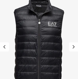 Armani väst  - Svart Armani väst; nyskick. Storlek S men passar nog även M. Unisex.                                                                 Skriv för bilder 