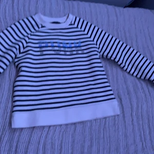 Zadig tröja  - Bra Skick inte så använd punk köpe för 1600kr och säljer den för 1000 kr ingen håle eller något ❤️❤️❤️❤️❤️❤️❤️❤️