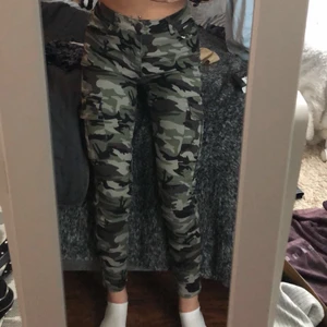 cargo pants - jätte coola och trendiga kamouflage byxor i storlek 36 men är väldigt stretchiga och passar även mig som ofta har storlek xs 😋 