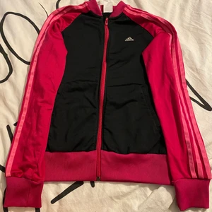 Adidaskofta  - Säljer min adidaskofta då den inte kommer till användning. Den är i mycket fint skick. Säljer för 50 kronor+frakt