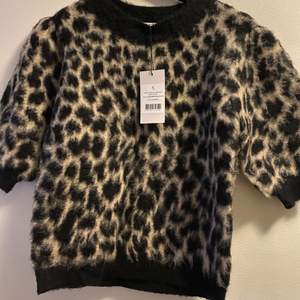 Helt ny,  stickad leopard tröja, ny pris: 299kr 