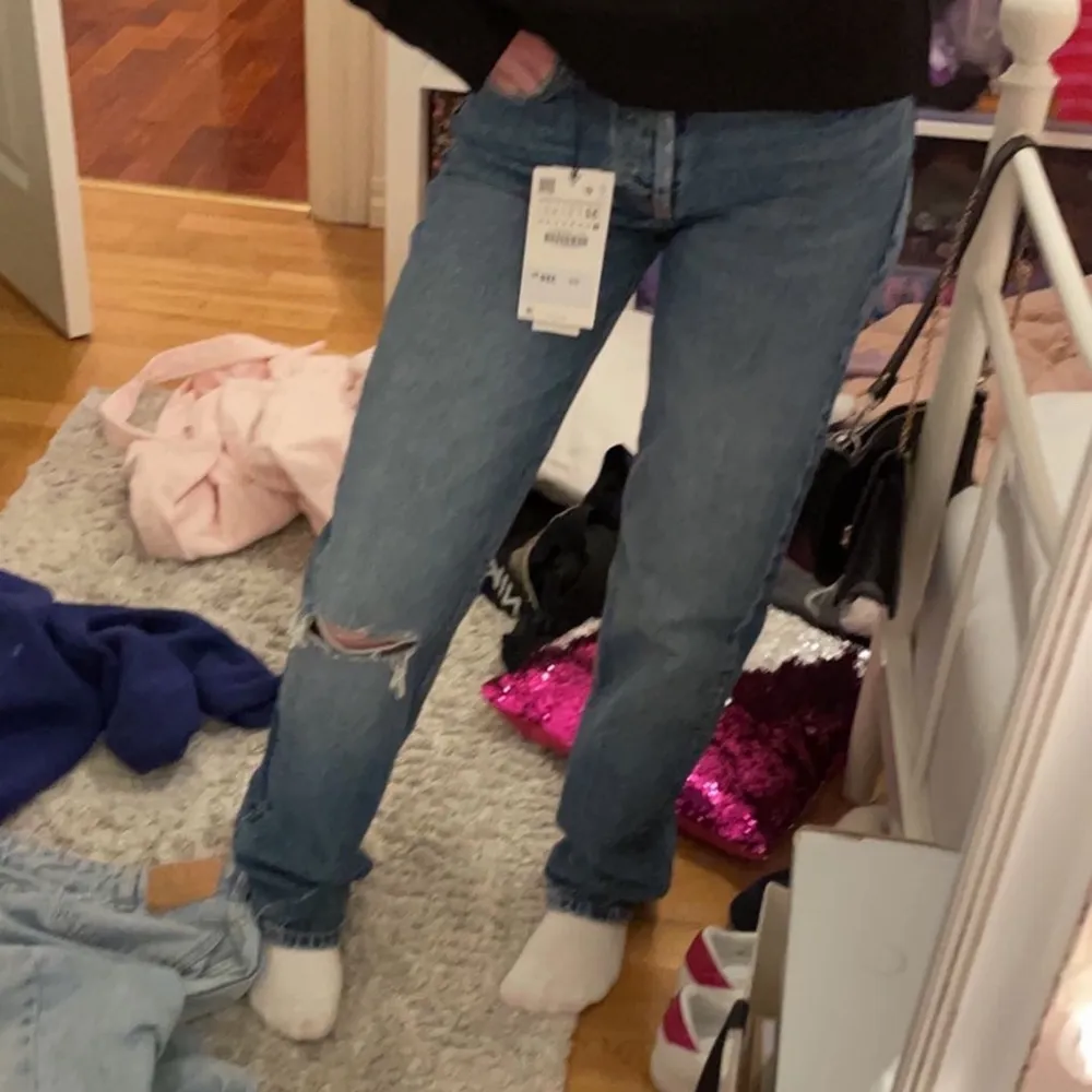 Jätte populära mid rise straight jeans från Zara i stl 32. Jag har klippt av precis vid sömmen läsgst ner men dom är fortfarande väldigt långa. Har bara använt dom en gång så dom är som helt nya. Skriv om ni undrar nåt🤩💗. Jeans & Byxor.