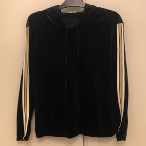 Fin luvtröja - Hoodie i ”sammets” tyg. Aldrig använd. 