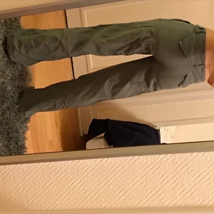 Grå byxor - Fina grå byxor i bra skick förutom en knapp som sytts på i efterhand men funkar jättebra!!