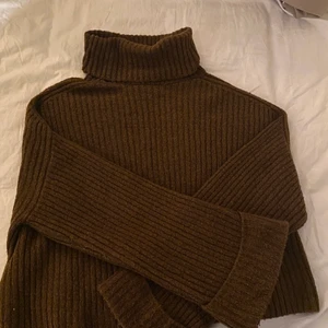 Stickad tröja  - Stickad tröja från Gina som är slutsåld. Storlek S och använd ett fåtal gånger.