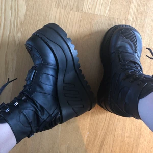 DEMONIA BOOTS - Void Stomper boots från Demonia, Dollskill. Bara använda 1 gång så de är i princip i nyskick. Köpte dom för ca $90-100 i september förra året men tyvärr har dom inte kommit till användning så säljer därför. Ca 15 cm platå som högst.