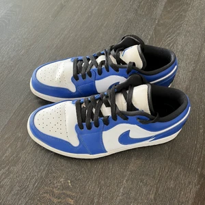 Air Jordan 1 low - Hej, jag säljer mina Jordan 1 low’s. Dem är i bra skick men lite creasade på båda men mest på höger. Storlek 43. Nypris 1699kr.
