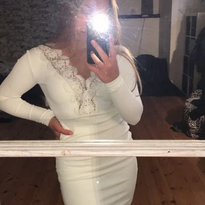 Sommar/studentklänning - Säljer denna jättesköna och fina klänning som endast blivit använd 1 gång, så den är som ny🥰                      Ej  genomskinlig alls och väldigt skönt material💛