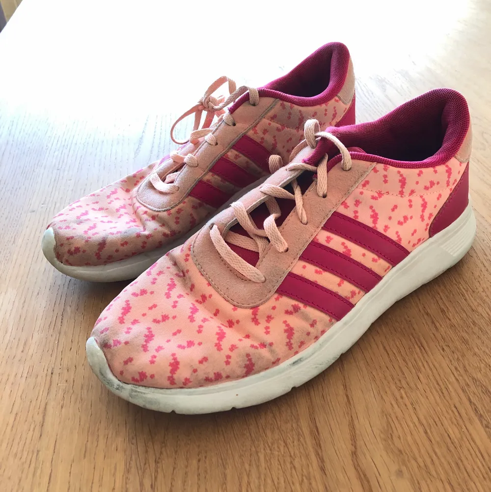 Så fina träningsskor från Adidas. Kommer tyvärr inte längre till användning. Utsidan skulle behöva en omgång i tvättmaskinen annars i jättefint skick! 150kr. Skor.