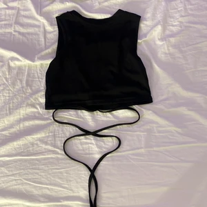 Crop top i storlek S - Super fin svart crop top från shein, aldrig använd. Säljer pågrund av att den va lite för kort för mig, annars super fin. 