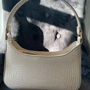 Väska  - Hi jag sälja den väska som jag använder några gånger. Den jätte bra väska och det passar nästa alla outfit 💓