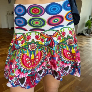 Desigual kjol - Kjol från desigual, riktigt cool men kommer inte till användning.