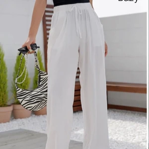 Linnebyxor  - Nästan helt oanvända! Säljer pga att jag har ett par andra💗 Kan vika dom i midjan och blir då mid/ Low waist