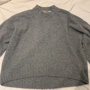 Stickad grå tröja - Grå stickad tröja från hm💕 Supermysig och skön, är lite nopprig därav priset😊 