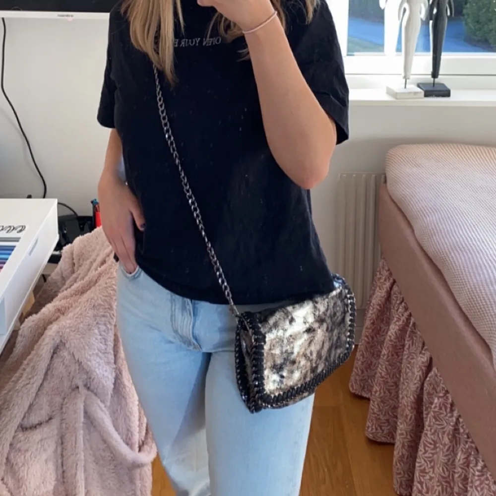 Min favoritväska letar nytt hem😢 Trendig liknande Stella mcartney väska i silver😍😍helt perfekt för alla outfits för det lilla extra. . Väskor.