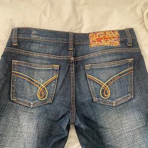 Lågmidjade bootcut jeans med balla detaljer! Sköna och stretchiga. Säljer då det inte är min stil. Budgivning vid mycket intresse