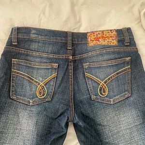 Lågmidjade jeans - Lågmidjade bootcut jeans med balla detaljer! Sköna och stretchiga. Säljer då det inte är min stil. Budgivning vid mycket intresse