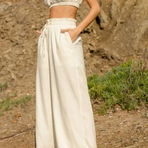 Linnebyxor - Långa linnebyxor aldrig använda, köptes förra sommaren men var för långa för mig så jag använde dem aldrig. Så fina och sköna med lite undertyg ner till överlåret för att täcka. I strl 34 men skulle DEFINITIVT passa storlek s och även m