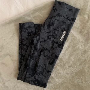 Adapt camo seamless leggings - (Andra bilden lånad) säljer mina helt nya leggings från gymshark då dem inte kommit till användning mer än 1 gång. Stretchigt material så dem passar både XS/S. Nypris 650:-. Köparen står för frakten!