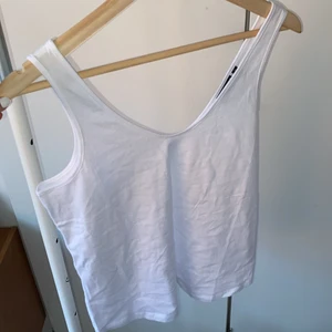 Vitt linne - Vitt linne från ASOS. Helt oanvänt. Den är i storlek S (34) men sitter som en M (36). Mjukt material💓