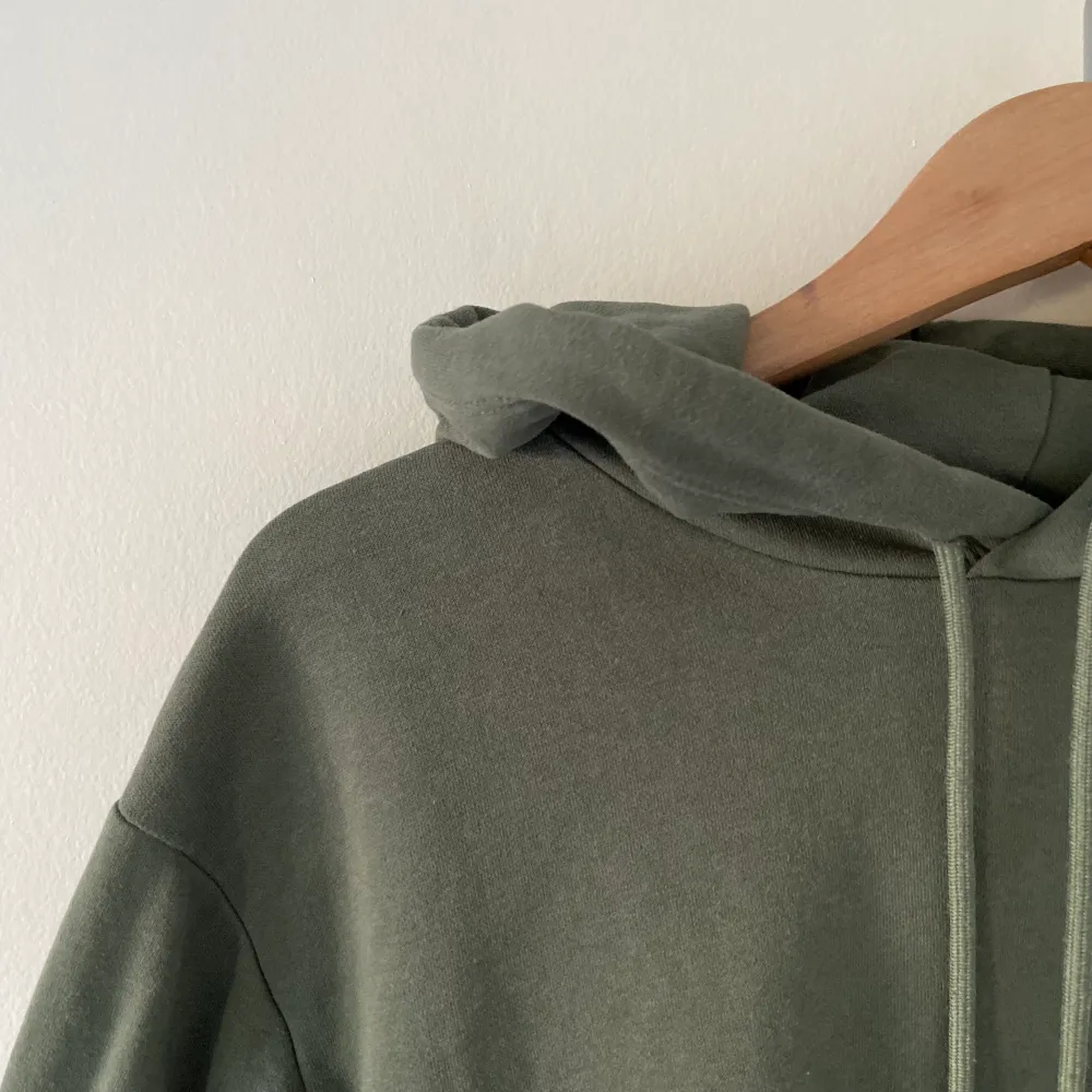 En grön hoodie från hm. Något oversize så passar säkert xs-m. Köparen står för frakt🌴🤩🪴. Hoodies.