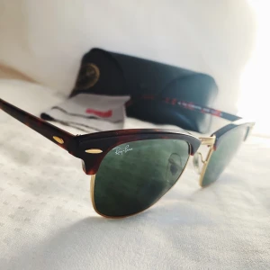 Ray Ban Clubmaster - Säljer dessa snygga solglasögon då de inte kommer till användning längre. De är använda men har inga repor etc. Fodralet kommer med. 