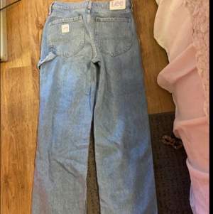 Jätte fina lee jeans från hm i strl 36 säljer då de inte passar längre🤍