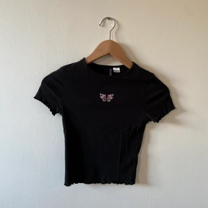 Fjärils Croptop - Bra skick då den knappt är använd. Lettuce hem på ärmarna och i botten. Fjärilen är broderad. Köparen står för frakt 🪴