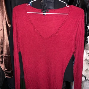 Enkel men fin röd topp - Använt ett fåtal gånger, pris kan diskuteras.