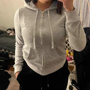 Juicy kofta - Grå juicy kofta som jag köpte av någon från Tise men som är inget jag vill ha så jag säljer den vidare. Hör av dig om du är intresserad ☺️