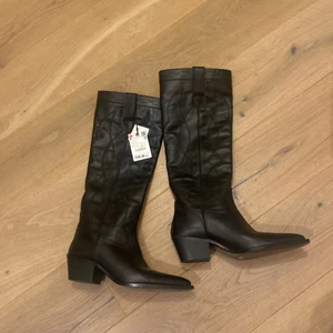 Cowboy boots - Helt nya cowboy boots ifrån Zara, aldrig använda, prisslappen är kvar! Jag säljer dessa då jag har köpt de i en annan storlek! Jag köpte de för 1300kr. Stl 40 men passar en 39 och 38 oxå!