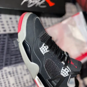 Jordans 4 retro - Skorna är använda men dem är i bra skick exakt som på bilderna, säljs pga storlek inte passar