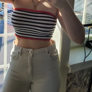 Randig, söt bandeau topp - En söt topp som är perfekt inför sommaren och varma vårdagar. Denna har använts max 5 gånger och är i väldigt bra skick. <3